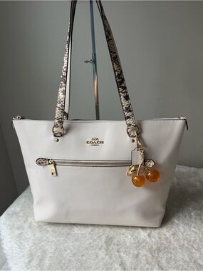 Coach Gallery tote bag in off white leather with charm